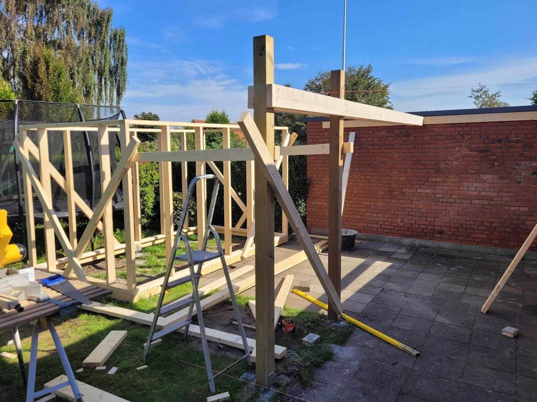 Overdækket terrasse med skur Overdækket terrasse med skur